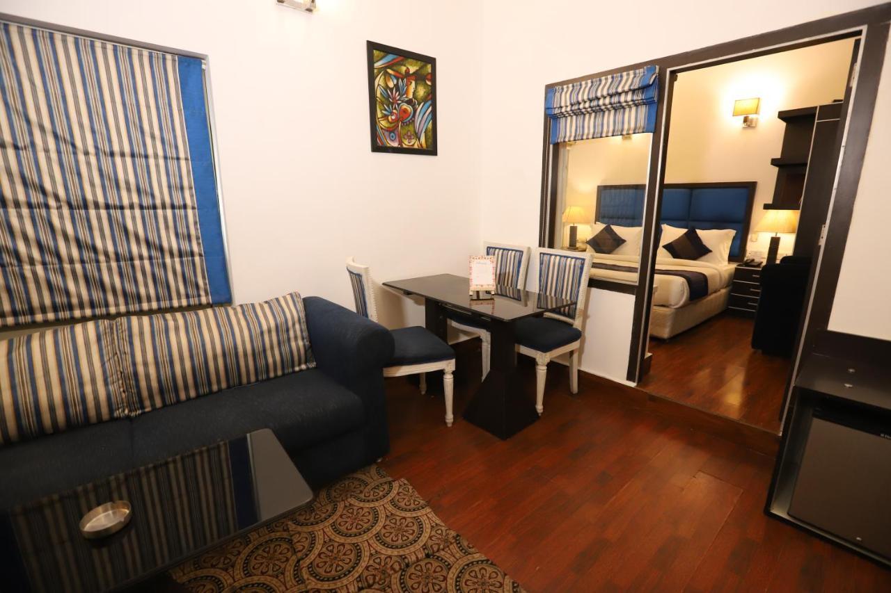 Hotel Capitol Hills - Greater Kailash Delhi New Delhi Exterior photo