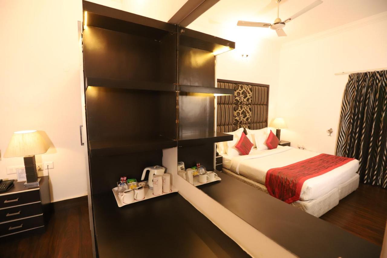 Hotel Capitol Hills - Greater Kailash Delhi New Delhi Exterior photo